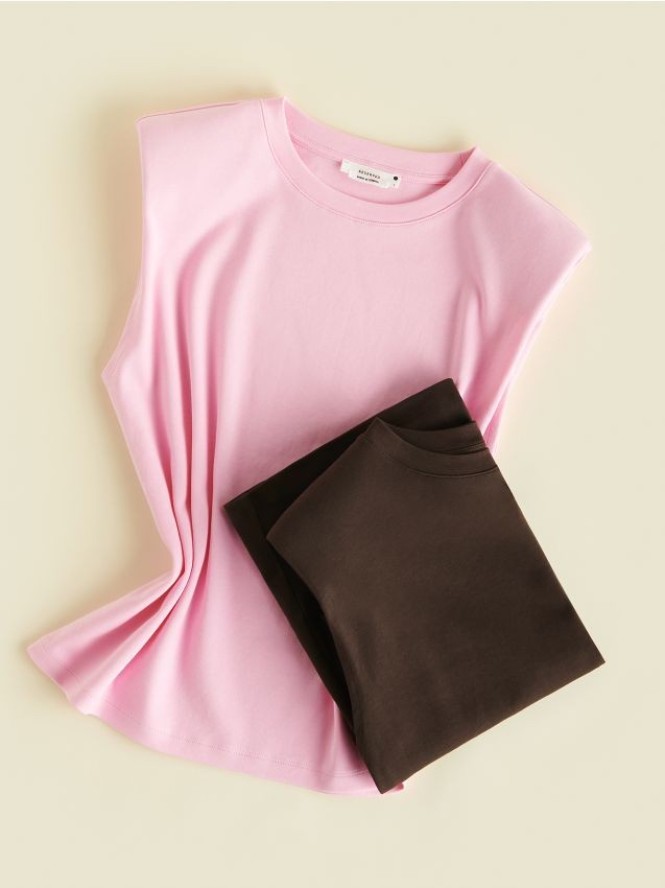 T-shirt z poduszkami na ramionach - różowy