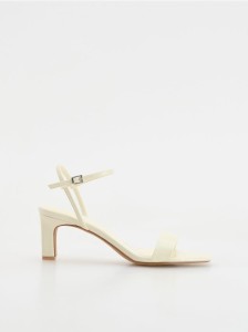 Sandały na obcasie - biały