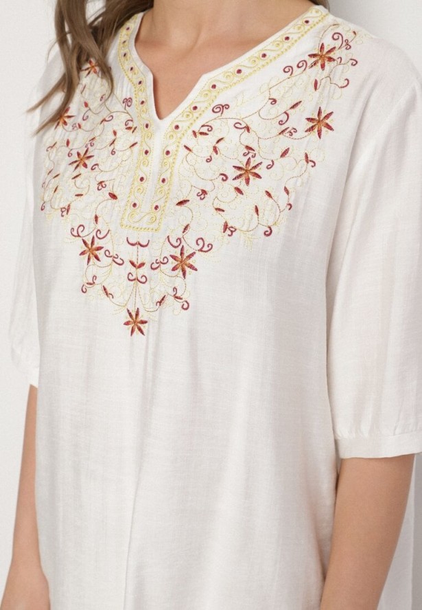 Biała Bawełniana Bluzka z Haftowanymi Zdobieniami Przy Dekolcie Mirundria