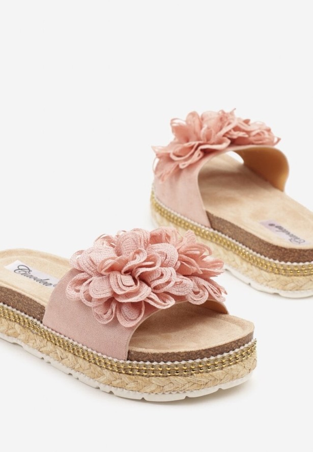 Różowe Klapki na Niskiej Platformie z Ozdobną Aplikacją z Kwiatem Soprine