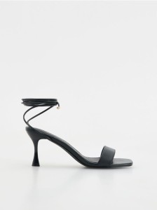 Skórzane sandały na obcasie - czarny