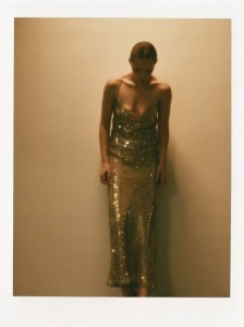 Błyszcząca sukienka maxi - złoty