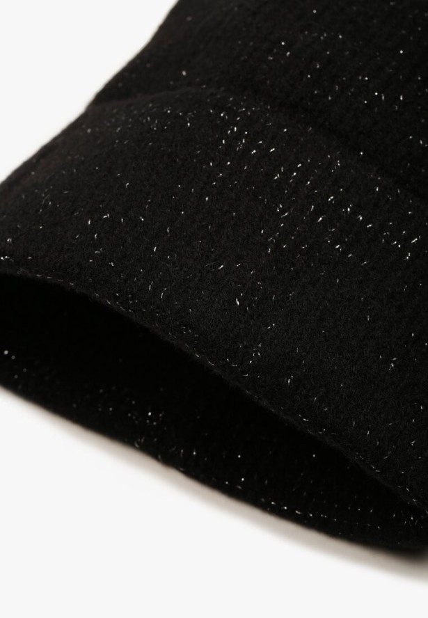 Czarna Czapka Ozdobiona Wywinięciem i Metaliczną Nicią Temirina