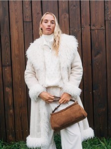 Płaszcz ze sztucznym futrem - złamana biel