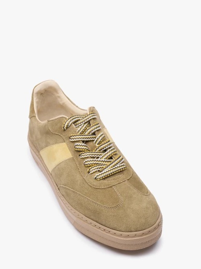 Oliwkowe sneakersy z żółtym paskiem