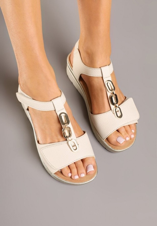 Beżowe Sandały na Niewysokim Koturnie z Ozdobną Aplikacją i Rzepami Jullisa