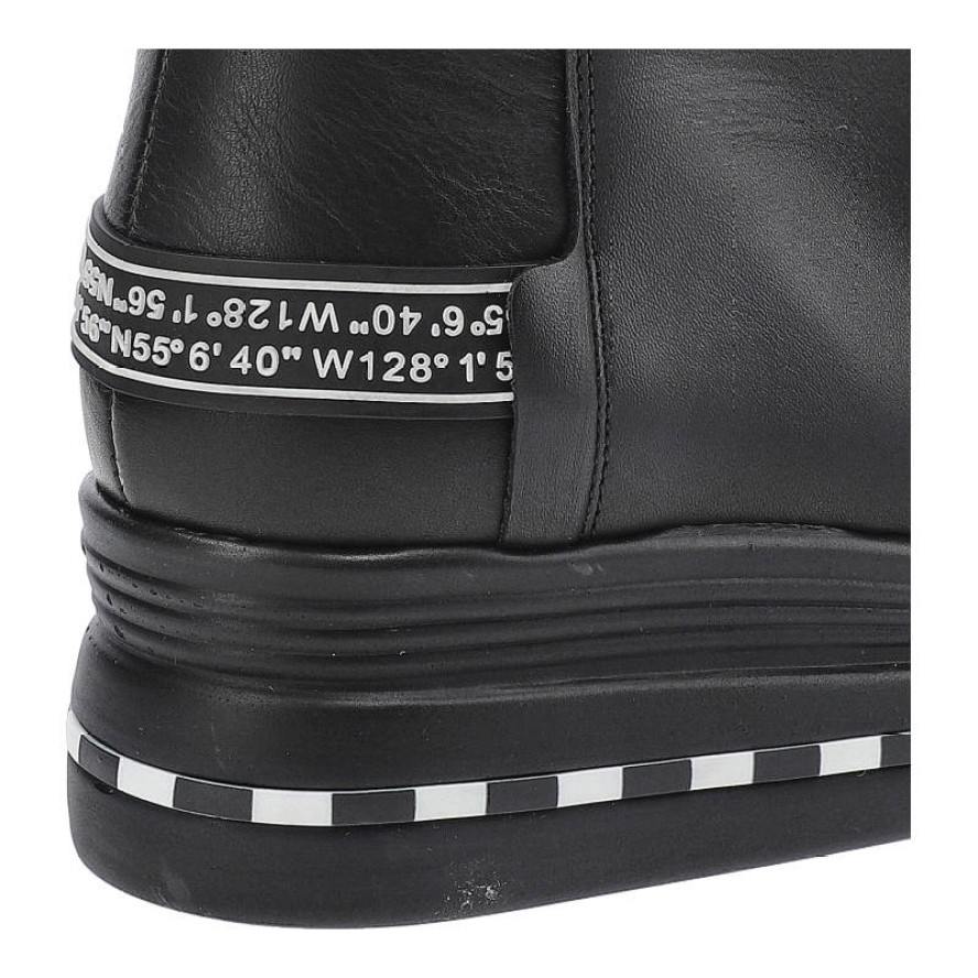 Kozaki damskie Maciejka, gładka cholewka o wysokim kroju dekoracyjny pasek z klamrą przy kostce solidna podeszwa, czarne, 05293-01-00-7