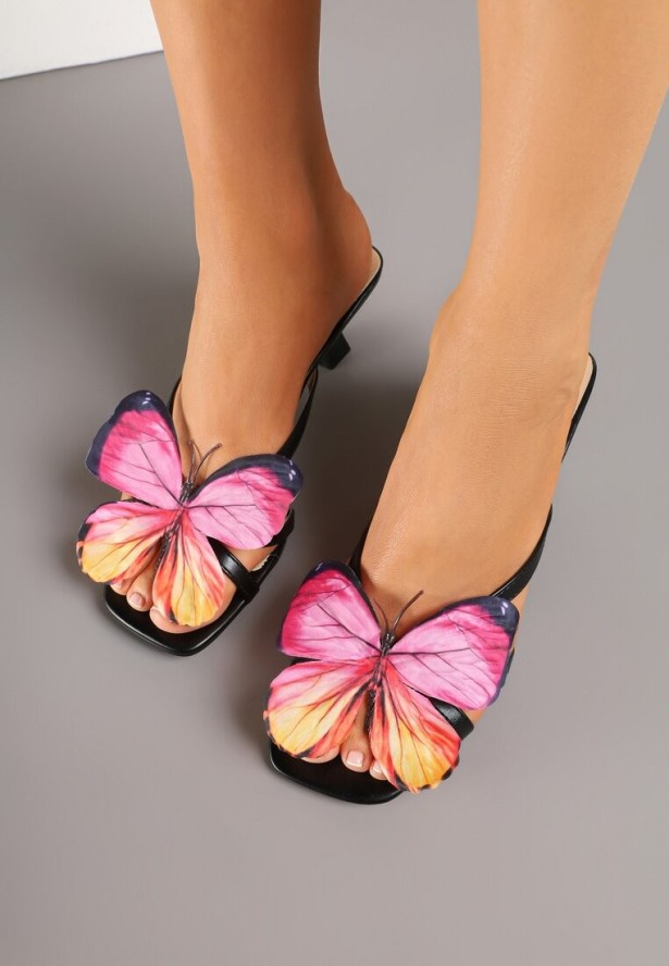 Czarne Klapki na Obcasie Typu Kaczuszka z Aplikacją z Motylem Tillirea