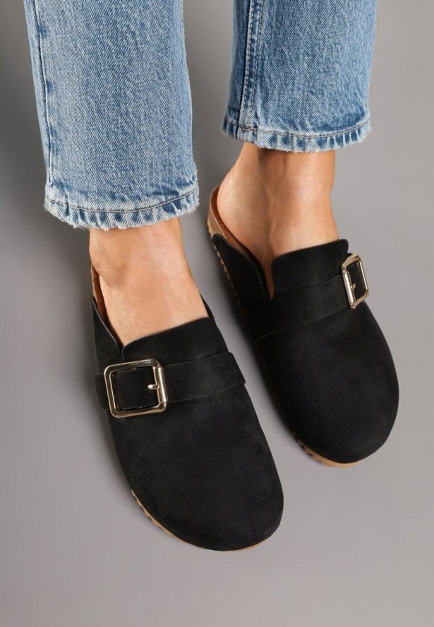 Czarne Klapki z Ozdobną Klamrą w Stylu Chodaków Afindea