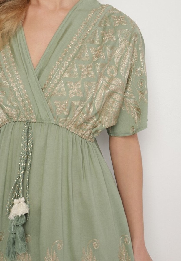 Zielona Kopertowa Sukienka z Wiskozy Zdobiona Frędzlami i Metalicznym Haftem Redeirae