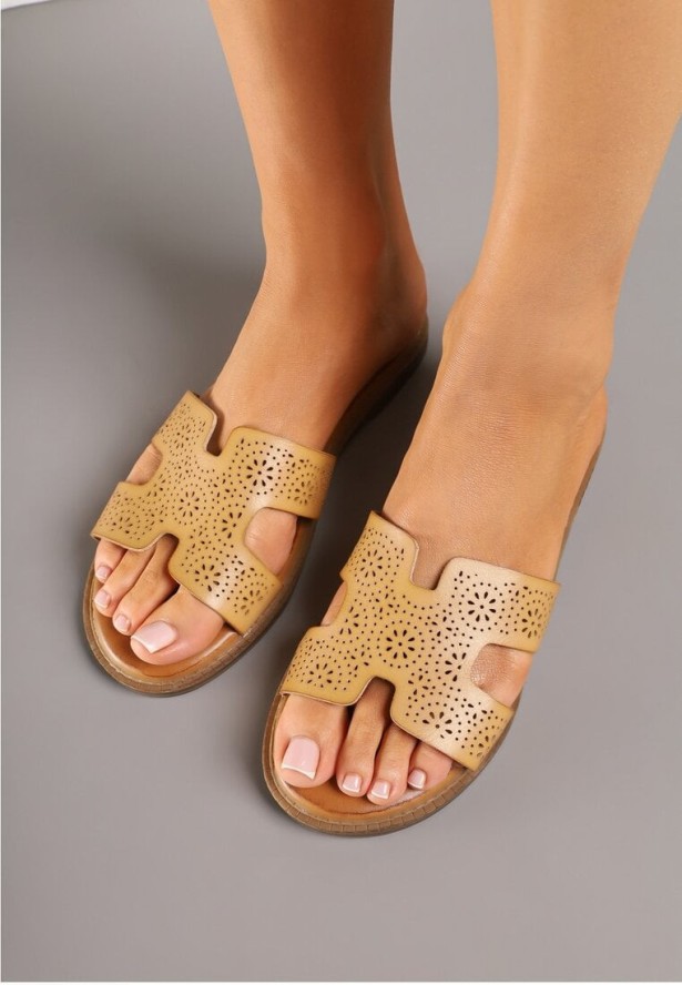 Beżowe Eleganckie Klapki z Ozdobną Perforacją Tillivella