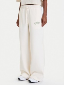 New Balance Spodnie dresowe WP53902 Biały Relaxed Fit