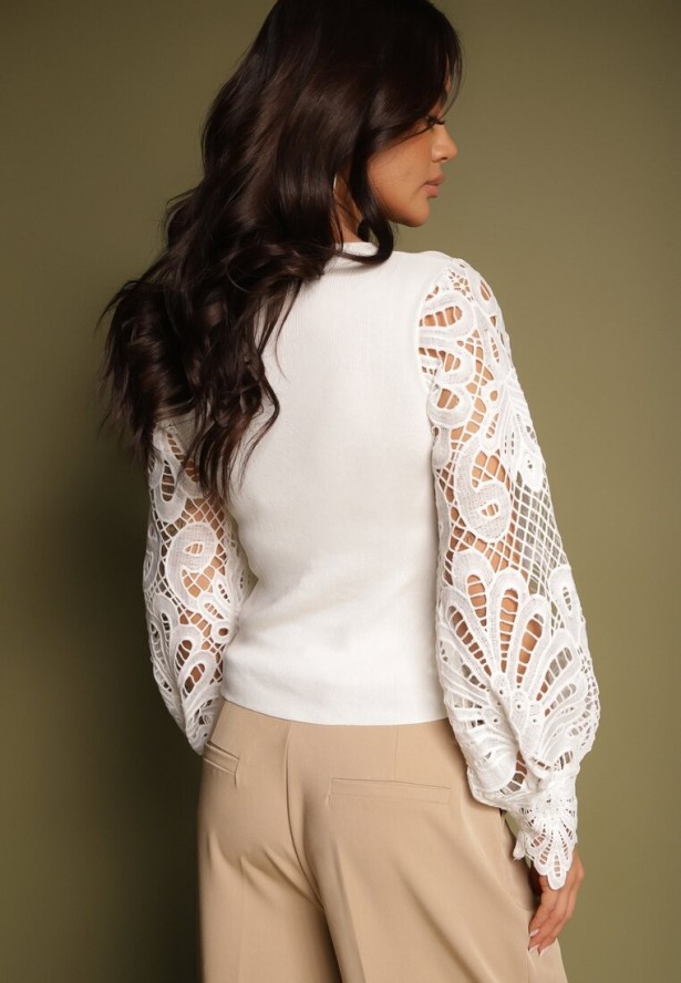 Biała Dzianinowa Bluzka z Długimi Koronkowymi Rękawami Handra