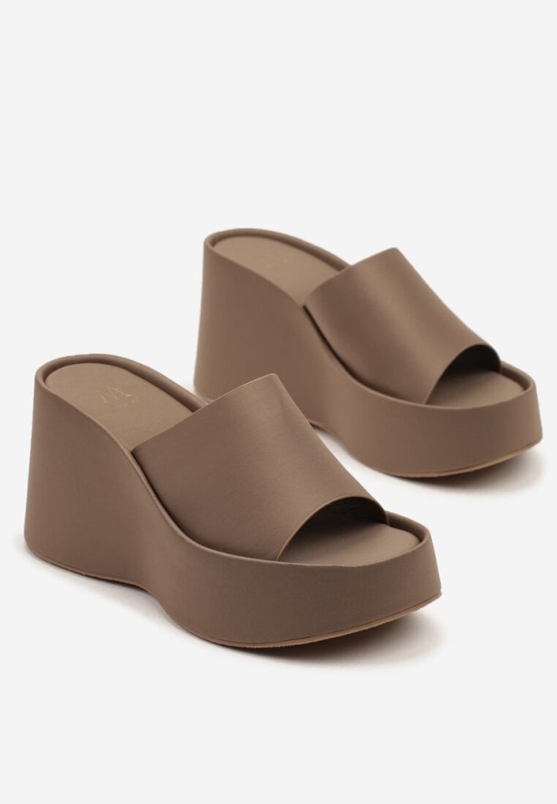 Ciemnobeżowe Klapki na Koturnie z Szerokim Paskiem Julietaia