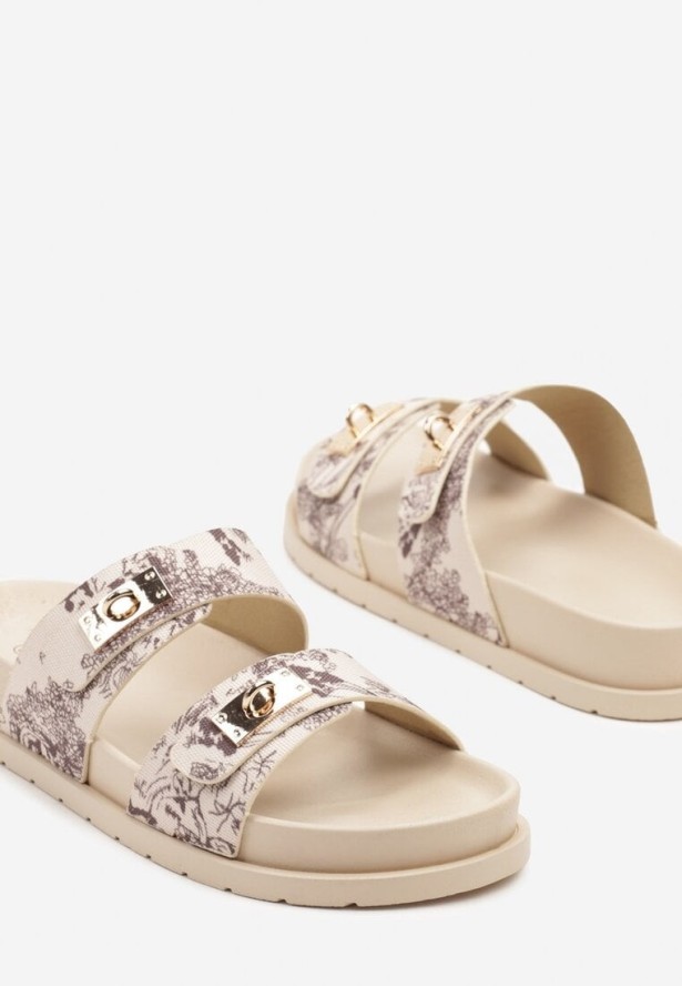 Beżowe Klapki w Casualowym Stylu Zdobione Metalicznymi Aplikacjami Tasloti