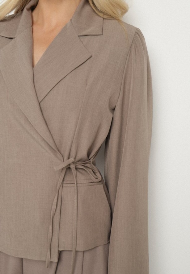 Beżowa Marynarka z Szerokimi Rękawami i Asymetrycznym Wiązaniem Sanessia