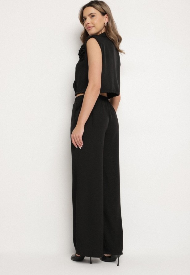 Czarny Komplet Kopertowa Bluzka z Kwiatową Broszką i Szerokie Spodnie Reavilia