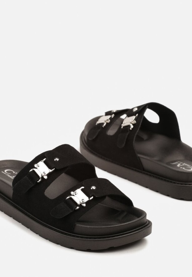 Czarne Klapki z Metalicznymi Klamrami Fallevia