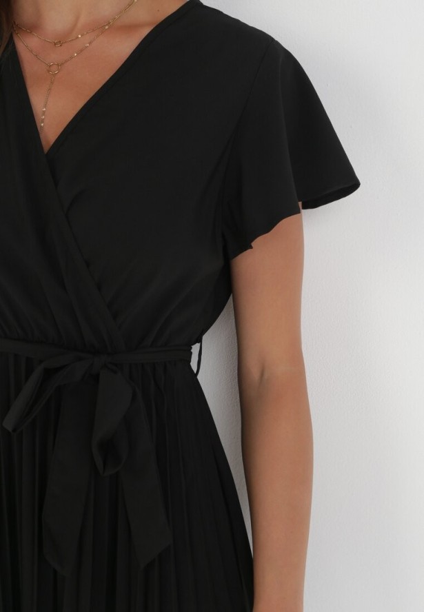 Czarna Elegancka Sukienka Maxi w Plisy z Kopertowym Dekoltem i Wiązaniem Thessi