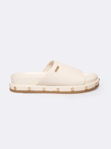 Klapki damskie na podwyższonej podeszwie z ozdobnymi nitami beżowe RR274215 801