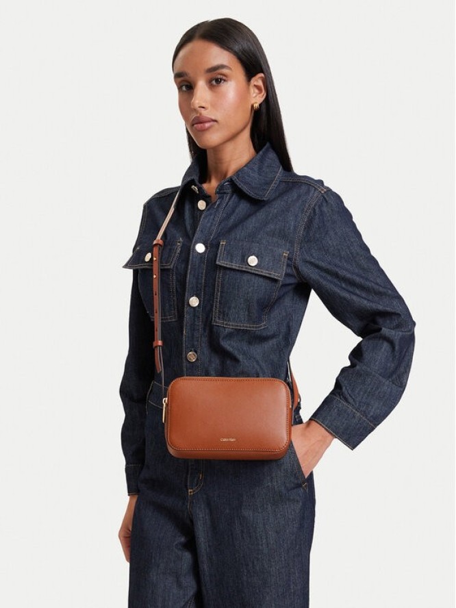 Calvin Klein Torebka Foil Logo Elongated Camera Bag LV04F3276G Brązowy