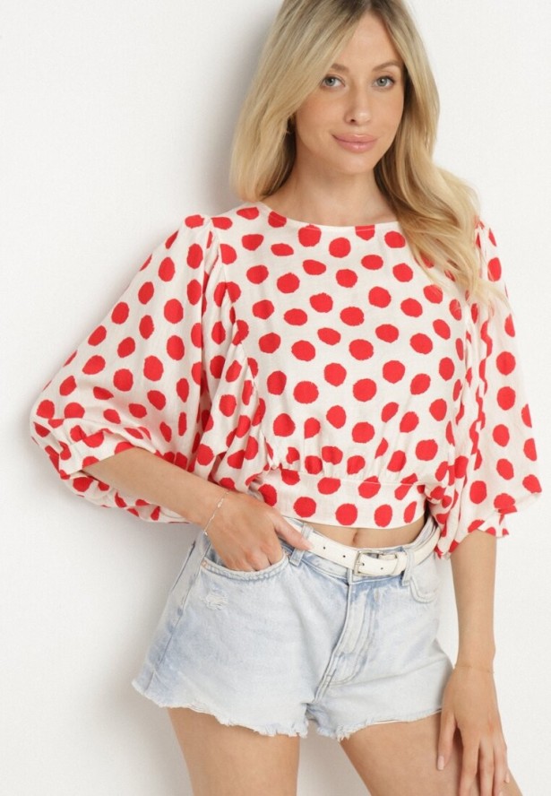 Biało-Czerwona Wiskozowa Bluzka z Rękawami Nietoperz Wiązana na Dole w Kropki Divesse