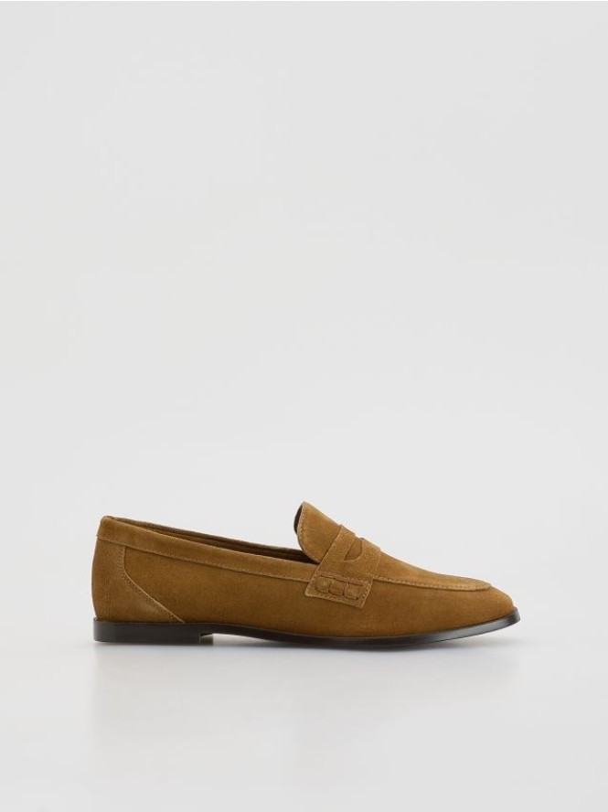 Zamszowe loafersy - beżowy