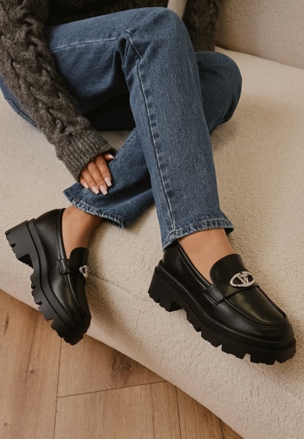 Czarne Mokasyny na Grubej Podeszwie z Ozdobną Klamrą Kikirra