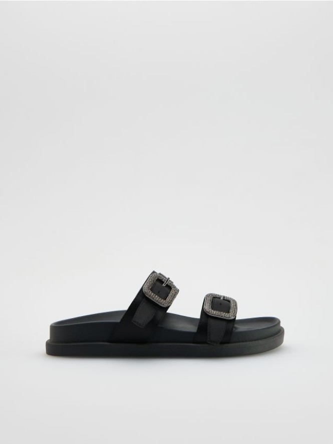 Klapki z klamrami - czarny