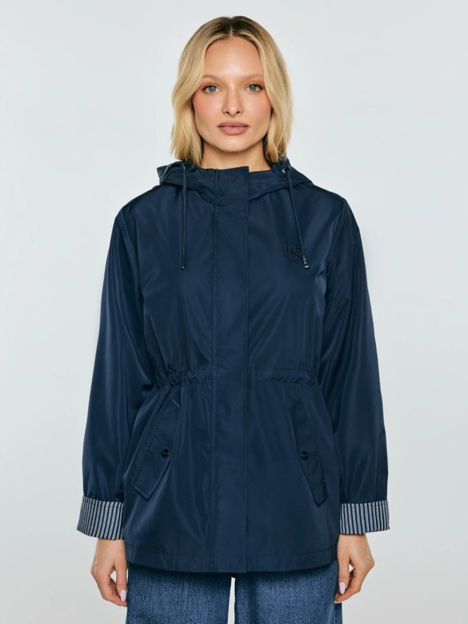 Kurtka damska przeciwdeszczowa z regulacją w talii z kapturem granatowa Lisa 403