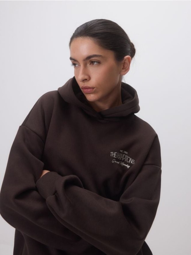 Bluza z haftowanym napisem - ciemnobrązowy