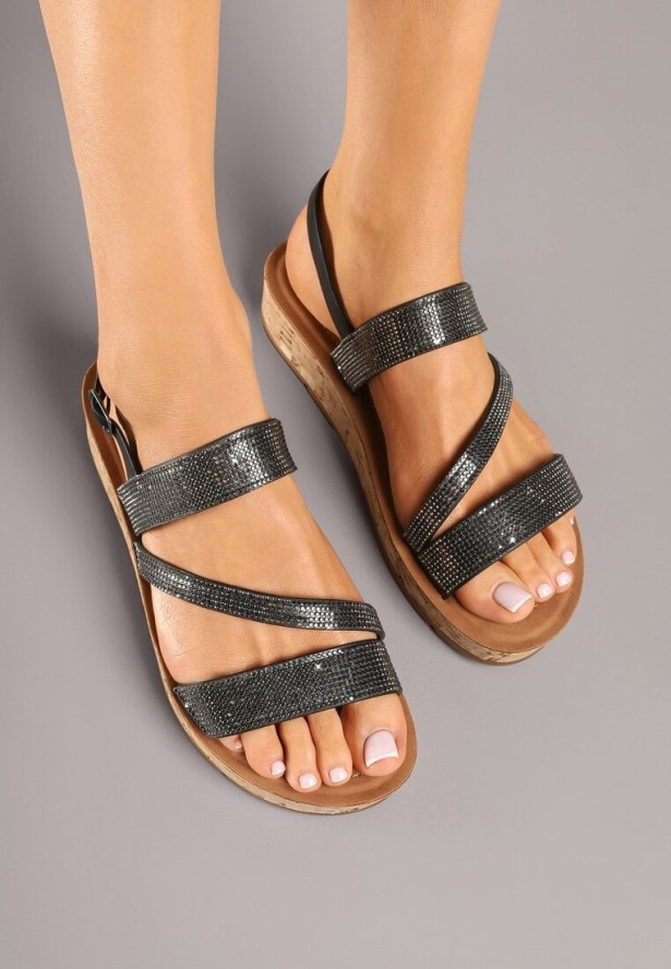 Czarne Sandały na Niskiej Platformie Ozdobione Cyrkoniami z Zapięciem na Sprzączkę Ivellauri