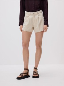 Jeansowe szorty z zakładkami - złamana biel