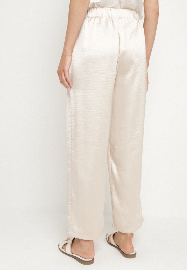 Jasnobeżowe Satynowe Spodnie w Eleganckim Stylu z Szeroką Nogawką Liovene