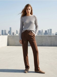 Klasyczny prążkowany sweter - beżowy