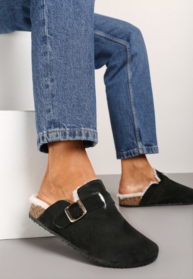 Czarne Kapcie na Płaskiej Podeszwie Ozdobione Paskiem z Klamrą Ninnithra