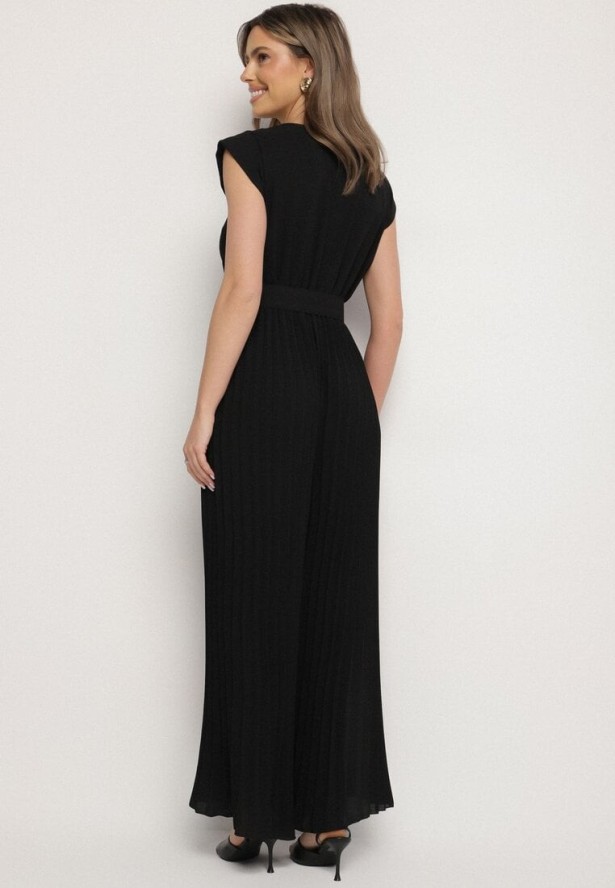 Czarny Kombinezon o Kopertowym Kroju z Plisami i Paskiem w Talii Salivania