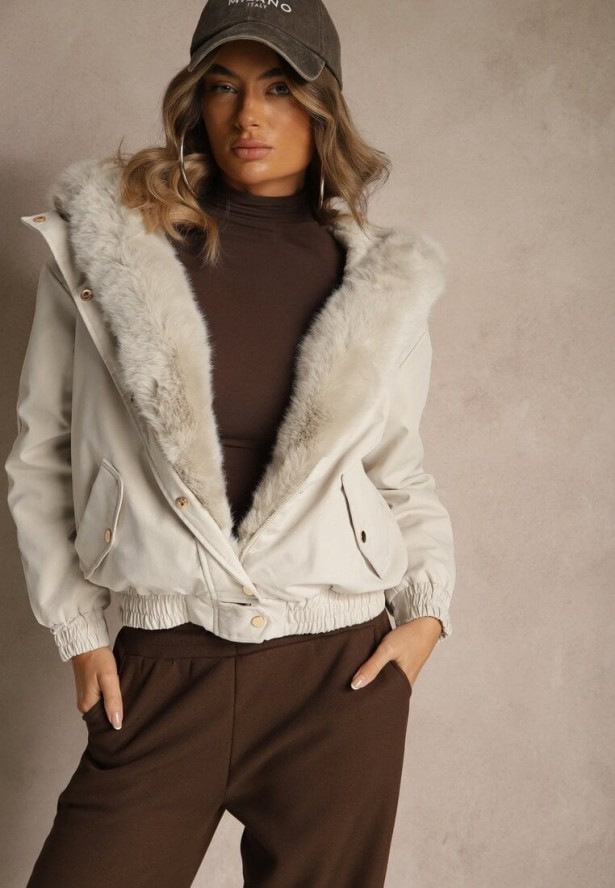 Jasnobeżowa Kurtka o Kroju Bomberki z Kapturem i Futerkiem Rafenea