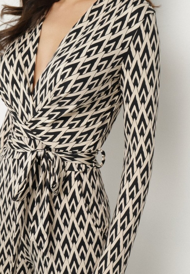 Czarny Kombinezon Ozdobiony Geometrycznym Wzorem z Wiązanym Paskiem Palenori