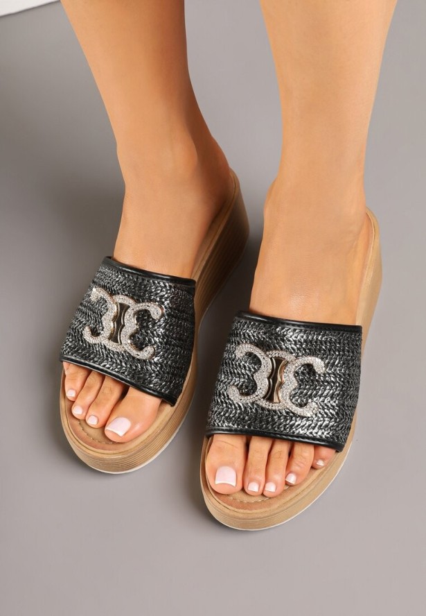 Czarne Klapki na Koturnie Ozdobione Cyrkoniową Aplikacją i Plecionką Kinaris