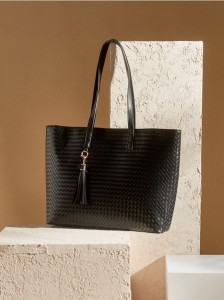 Torebka na ramię z plecionki - czarny