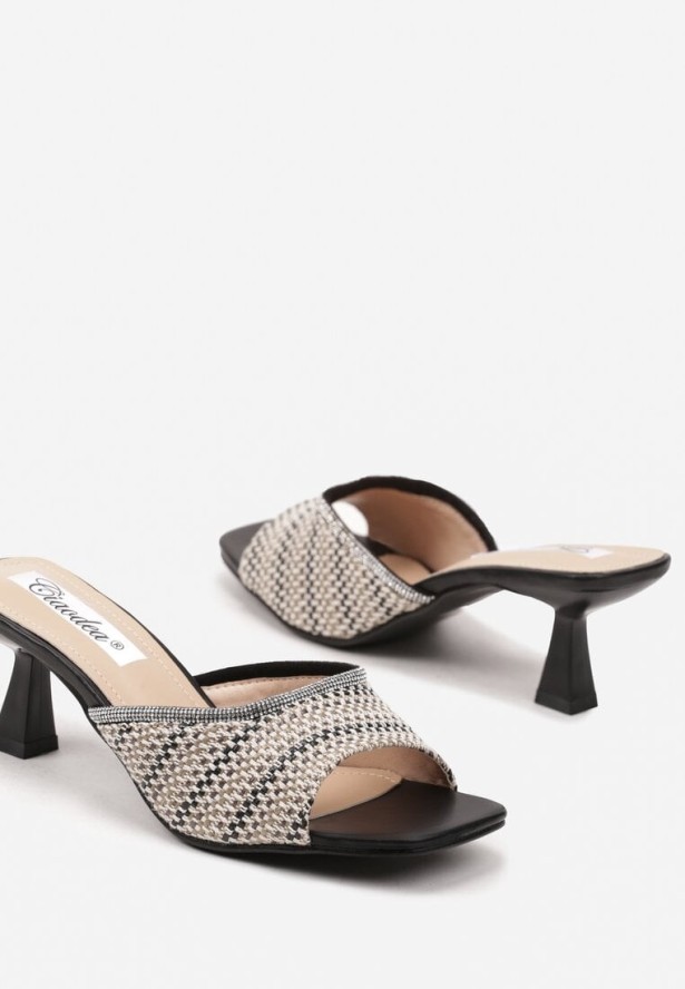 Czarne Klapki na Kaczuszce z Ozdobnym Paskiem Annirea