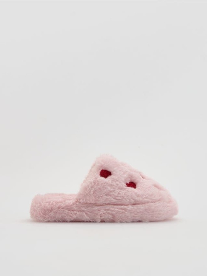Miękkie kapcie z motywem serca - pastelowy róż
