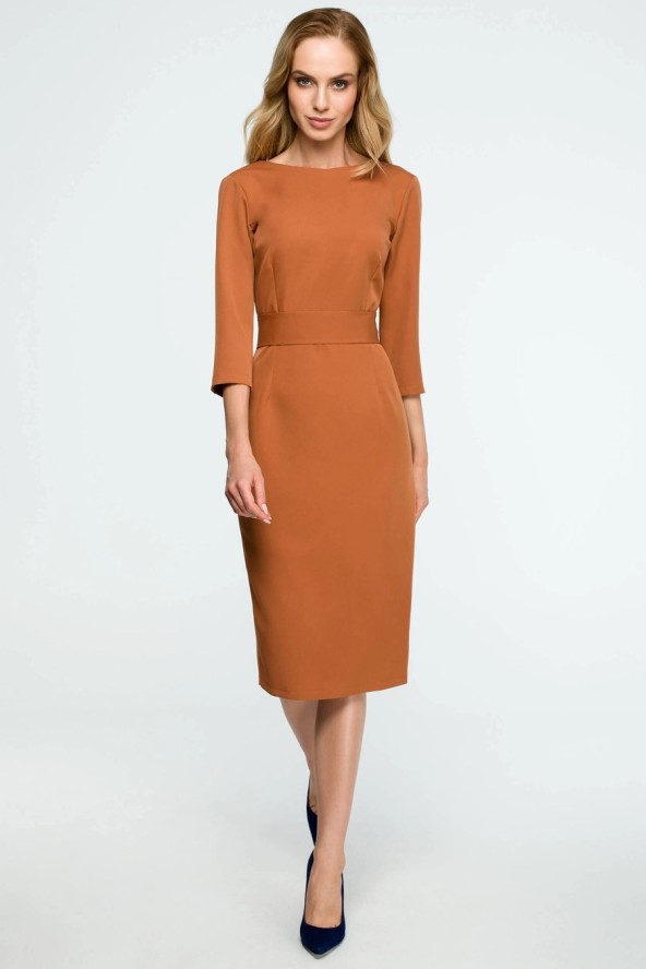 Sukienka ołówkowa midi z dekoltem V na plecach brązowa