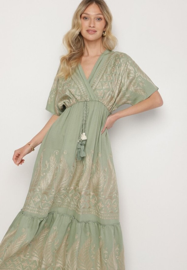 Zielona Kopertowa Sukienka z Wiskozy Zdobiona Frędzlami i Metalicznym Haftem Redeirae