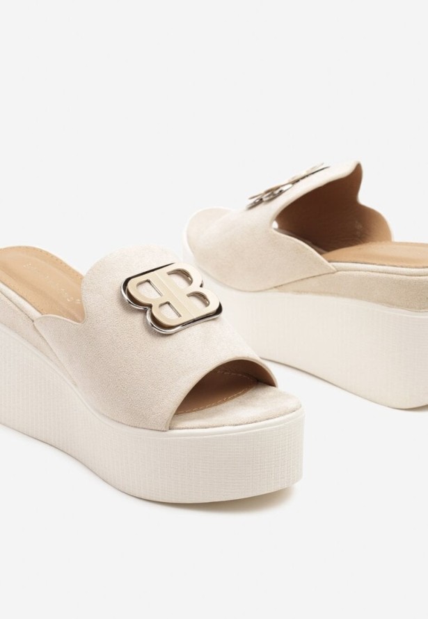 Jasnobeżowe Klapki na Koturnie Ozdobione Metaliczną Aplikacją Aranivira