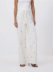 Jeansy wide leg z haftem - złamana biel