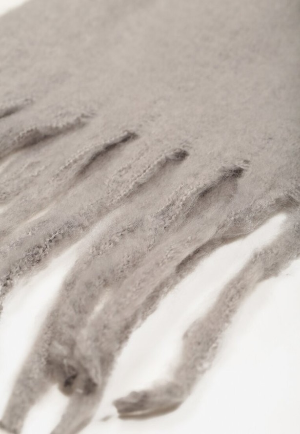 Szary Szalik z Ozdobnymi Frędzlami Esariana