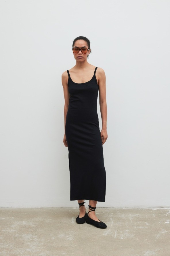Sukienka na ramiączkach z prążkowanej dzianiny w kolorze TOTALLY BLACK - CARMEN MAXI-S/M