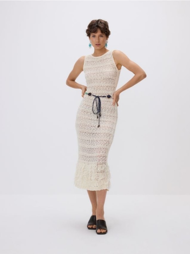 Dzianinowa sukienka z paskiem - złamana biel